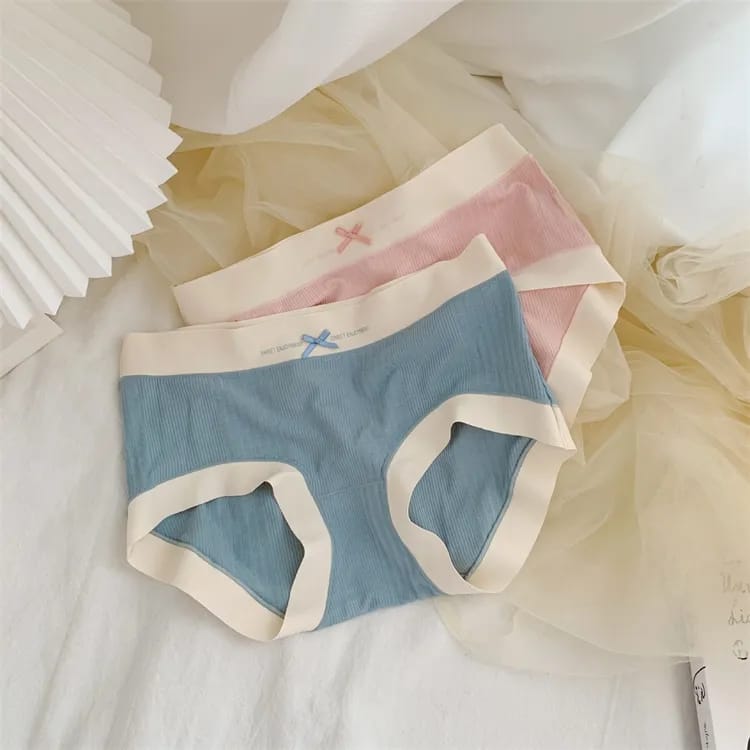 Pack of 4 Soft Ribbed High-Waist Cotton Panties for Women – Seamless Edges, Contrast Lace Trim & Cute Bow Detail – CS18