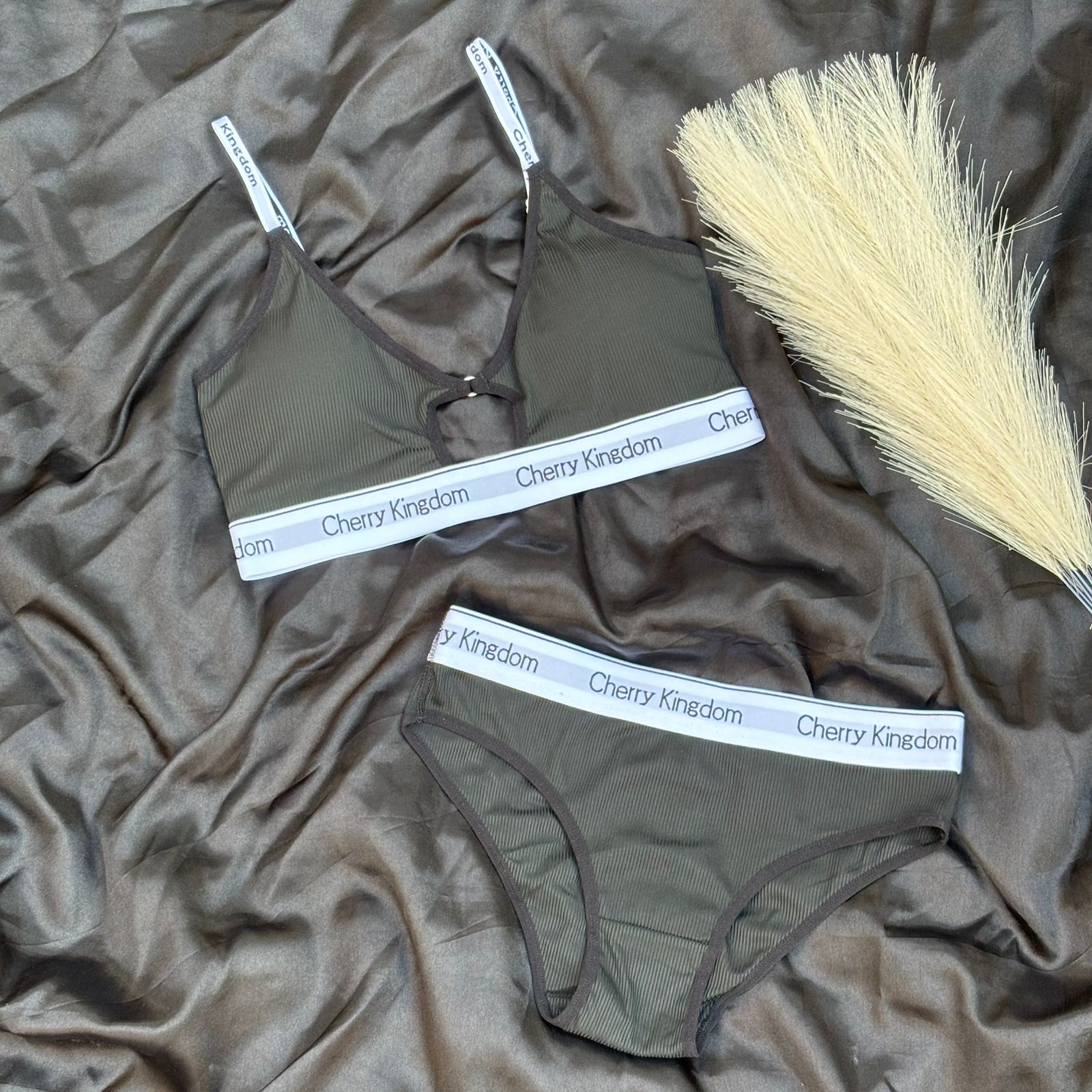 New High Quality Soft Cotton Letter Strap Mid Hollow Sports Light Padded Bra And Panty Set