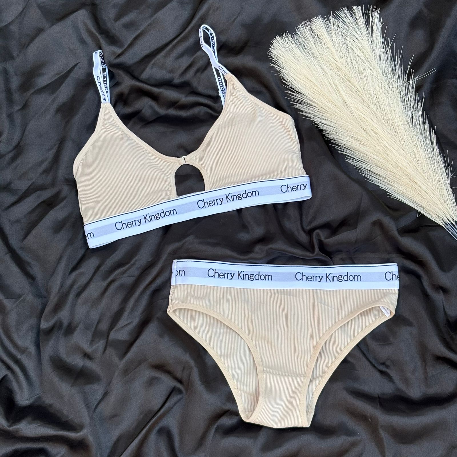 New High Quality Soft Cotton Letter Strap Mid Hollow Sports Light Padded Bra And Panty Set