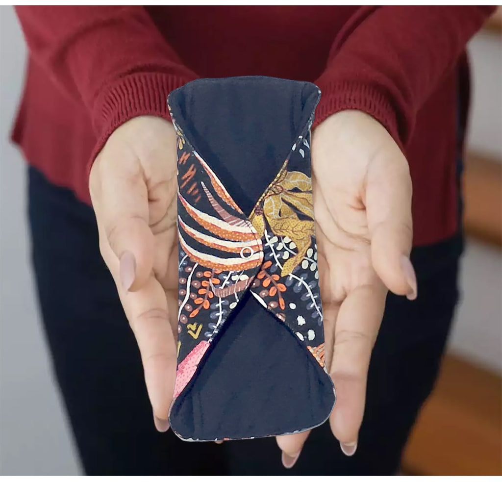 Shezaib women's reusable sanitary pads in black color, image 2